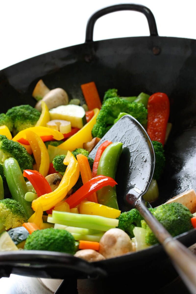 Peperoni, broccoli, zucchine, fagiolini cotti nel wok