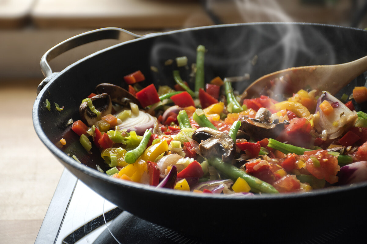 Wok con verdure miste in cottura