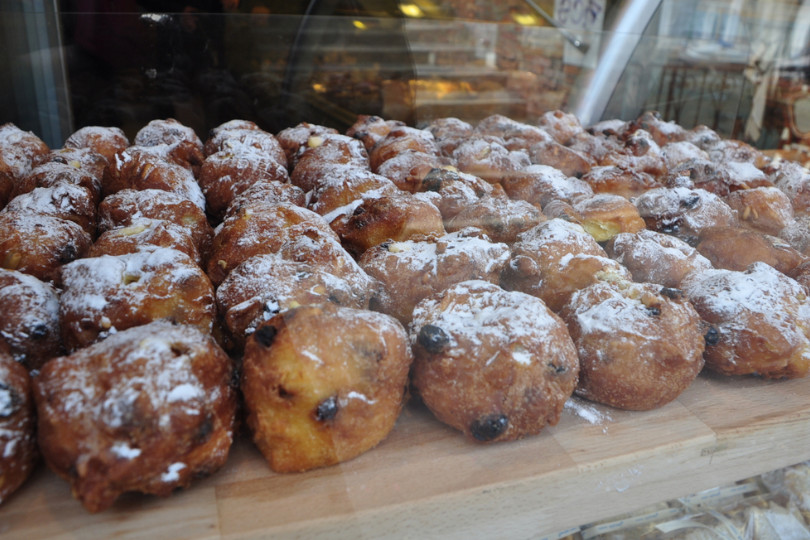 Fritole veneziane esposte in vetrina del negozio