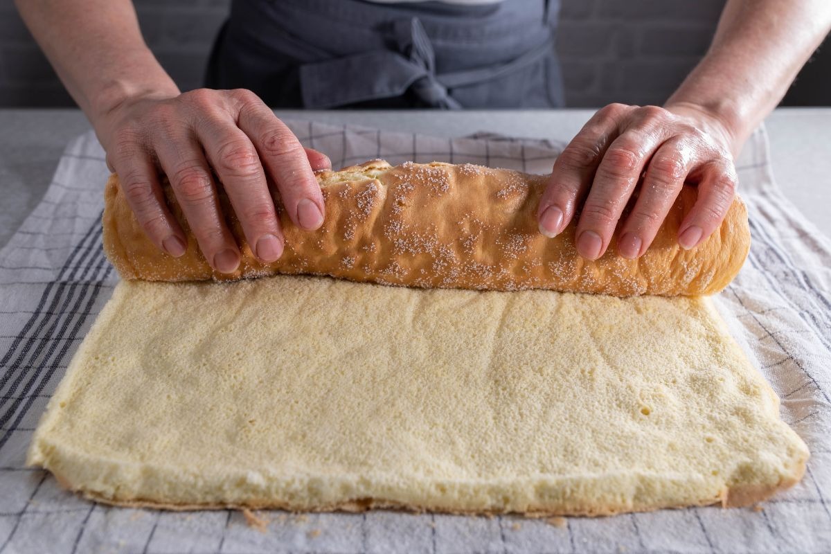 Mani che arrotolano pasta biscotto di soli albumi