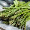 Come pulire gli asparagi, cuocerli, conservarli e tante idee per riutilizzare gli scarti