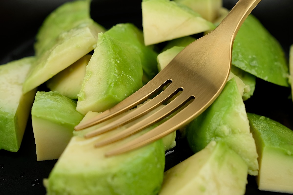 Avocado maturo a pezzetti schiacciato con una forchetta