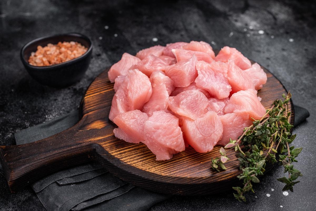 Tagliere di legno con bocconcini di petto di tacchino