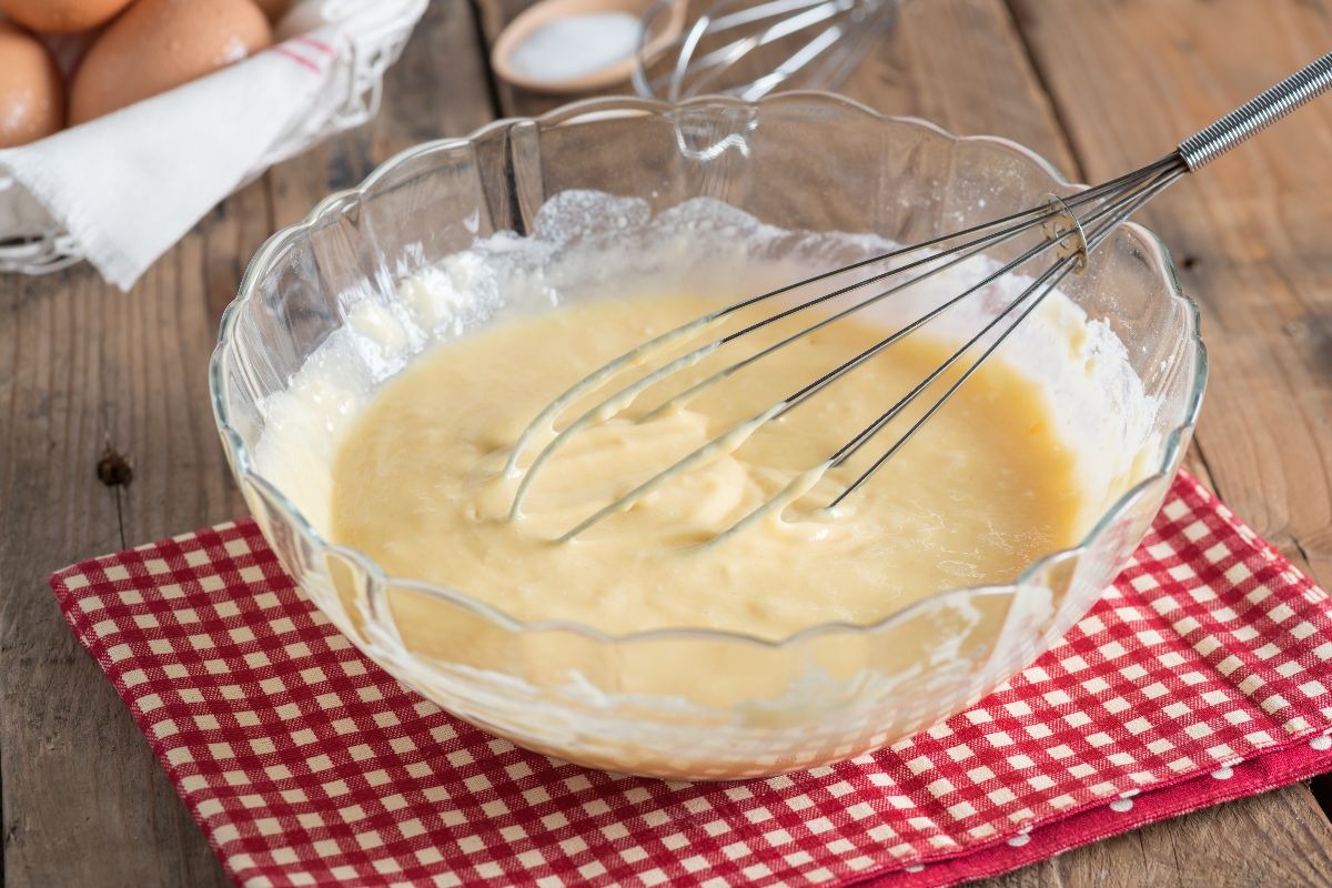 Ciotola di vetro con impasto torta mele e yogurt
