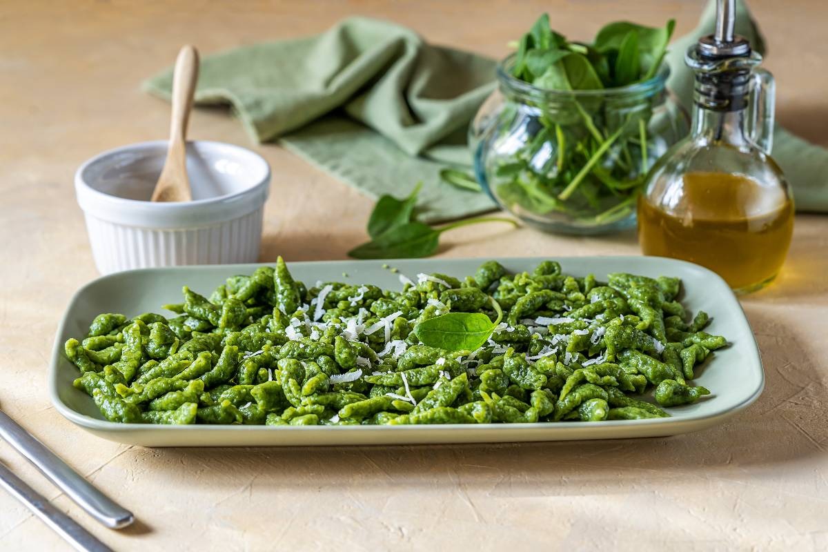 Piatto di spatzle agli spinaci conditi con burro