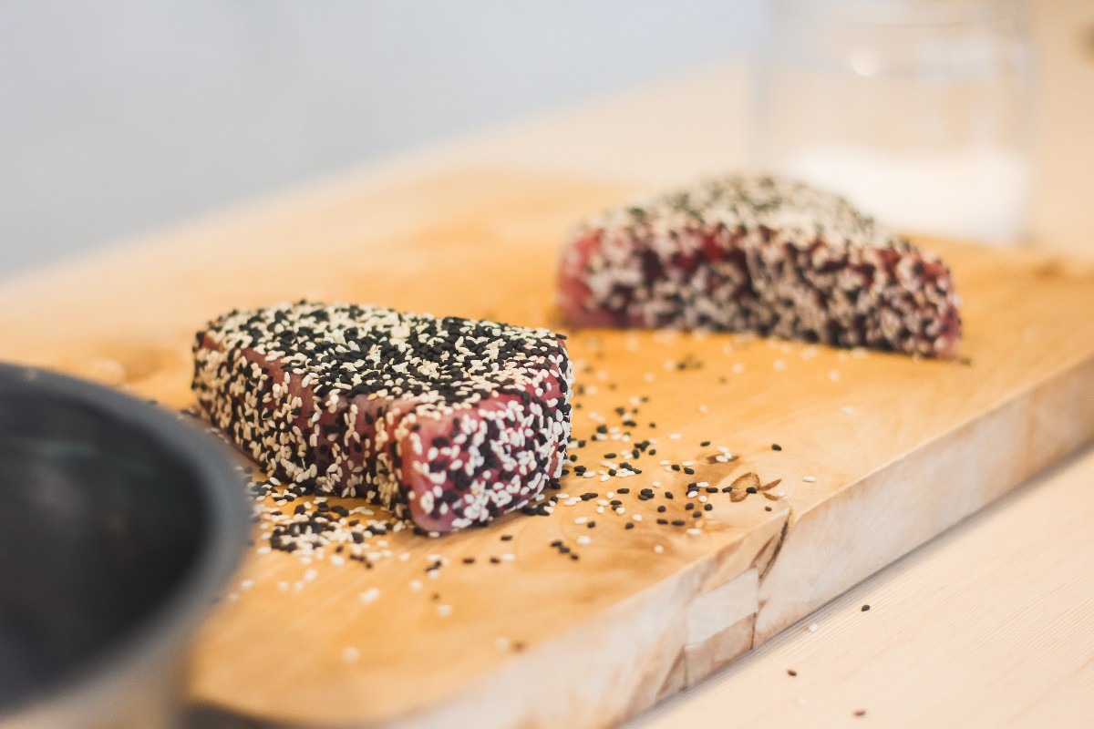 Tranci di tonno ricoperti di semi di sesamo bianchi e neri