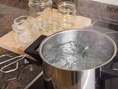 Come sterilizzare i vasetti e i barattoli di vetro?