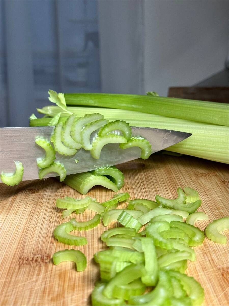 Coltello che taglia gambi di sedano a fettine