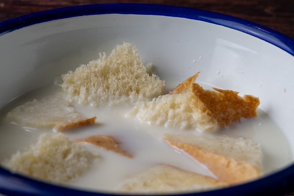 Pezzetti di pane a mollo nel latte