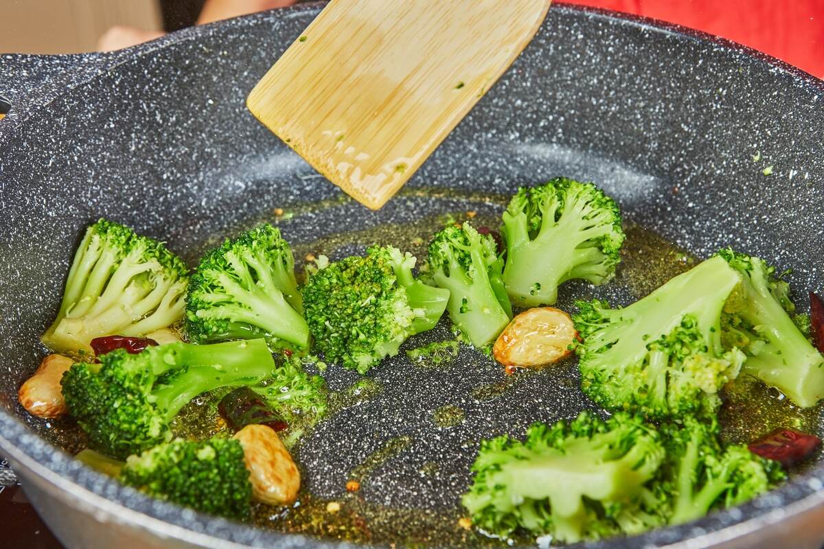 Cime di broccolo ripassate in padella con olio, aglio e peperoncino