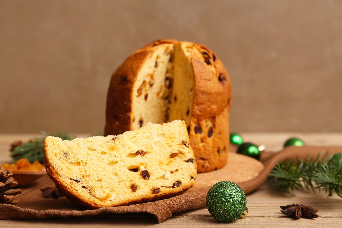 Fetta di panettone con panettone sullo sfondo