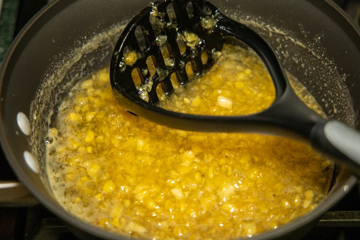 Pentola con cedro a tocchetti in cottura per marmellata