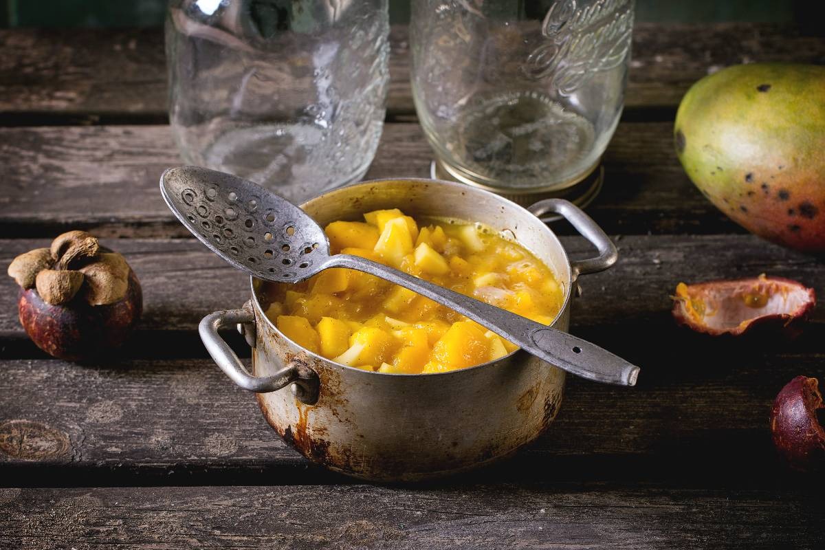 Pentola di alluminio con chutnei al mango 
