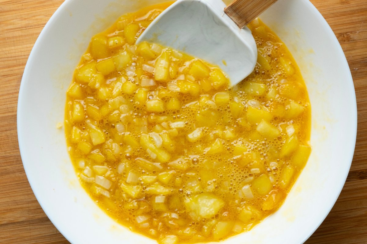 Aggiunta uova alle patate cotte per frittata