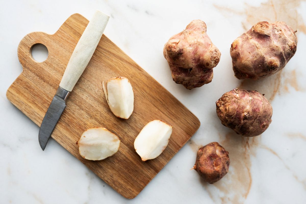 Vista dall'alto topinambur intero e tagliato con il coltello