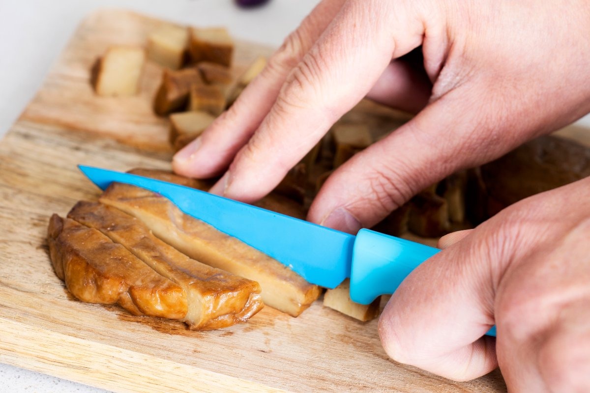Seitan tagliato a cubetti con coltello