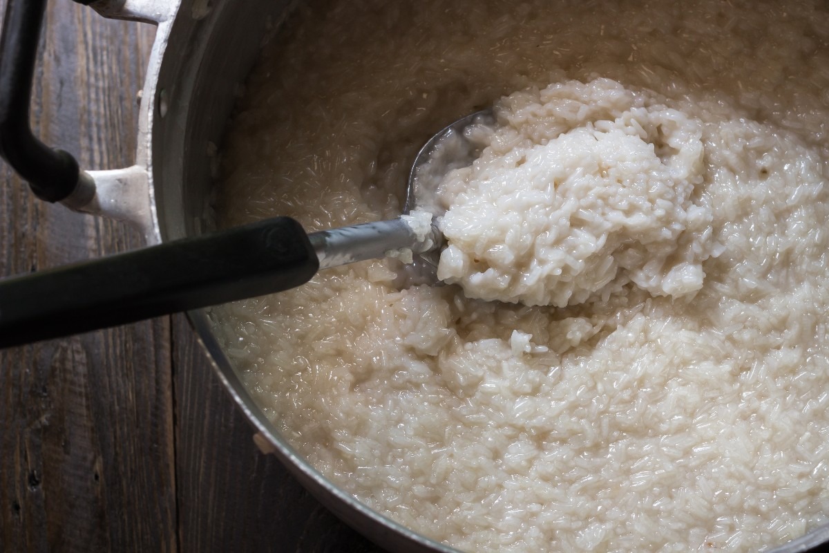 Pentola con riso cotto nel latte
