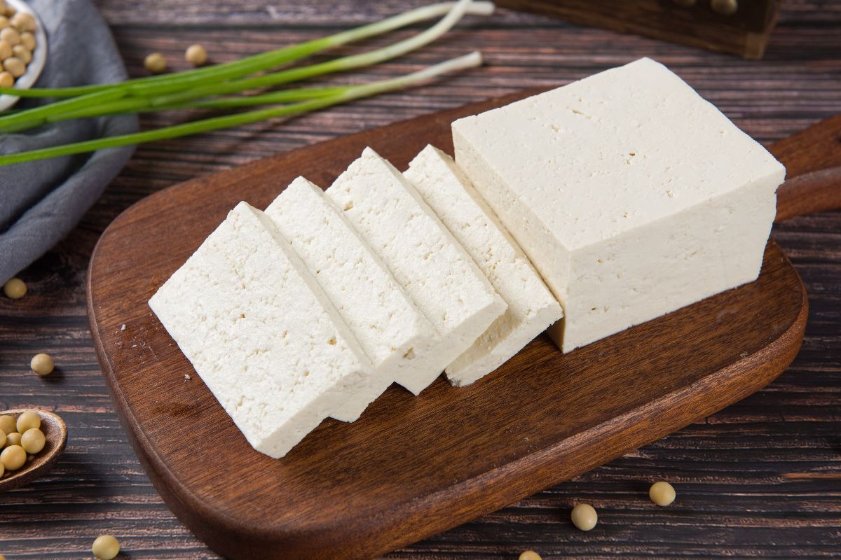 Piccolo tagliere di legno con panetto di tofu a fette