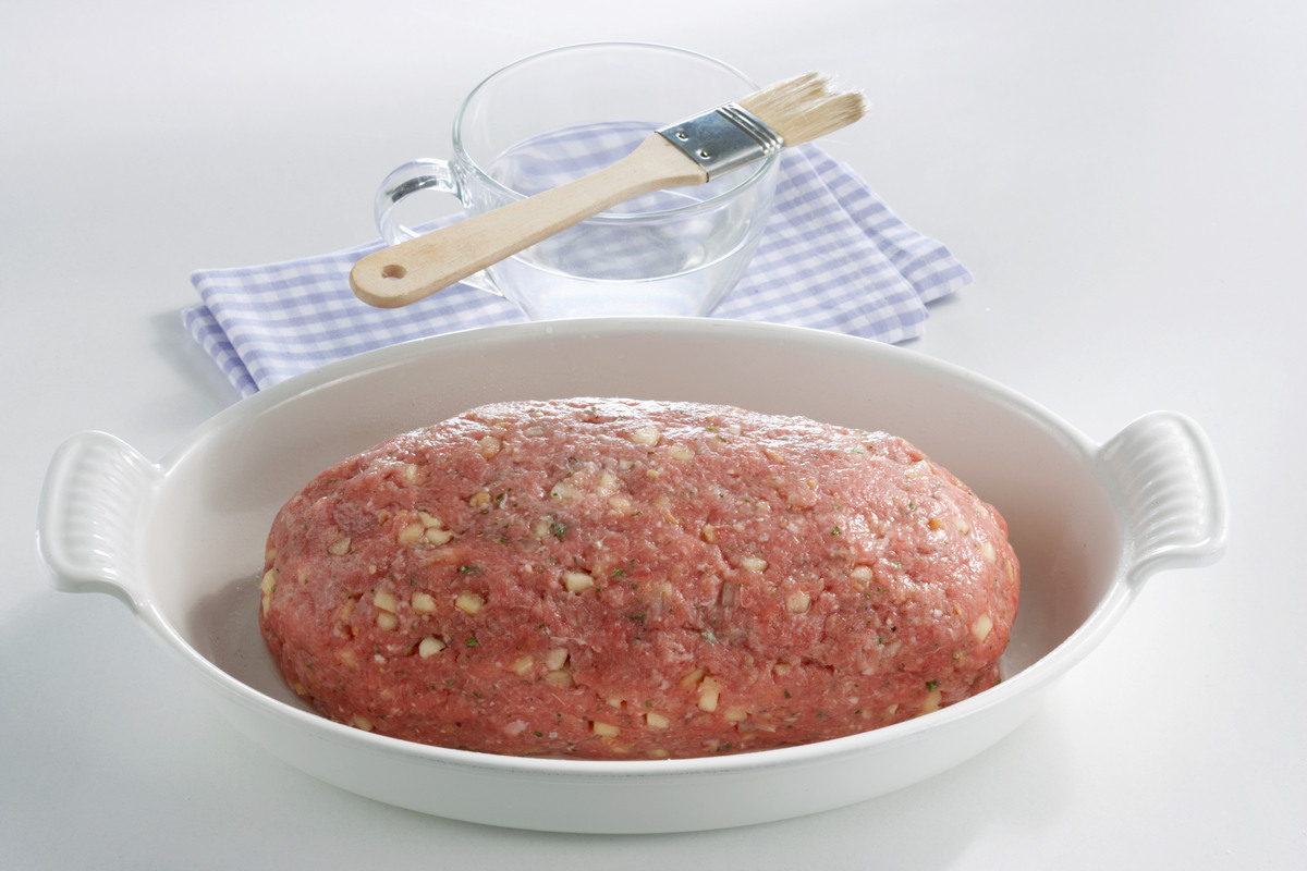 Polpettone di carne ancora da cuocere in pirofila di ceramica