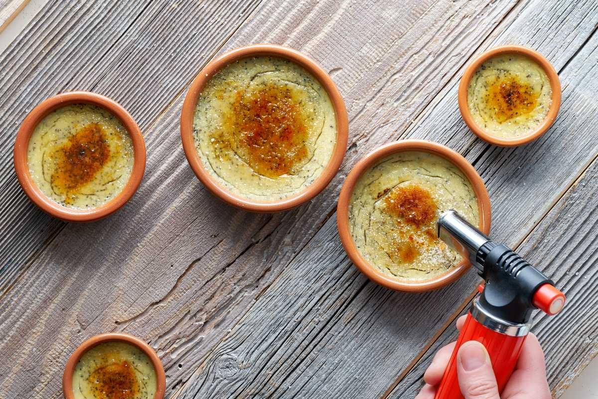 Realizzazione crosta su crema catalana con cannello