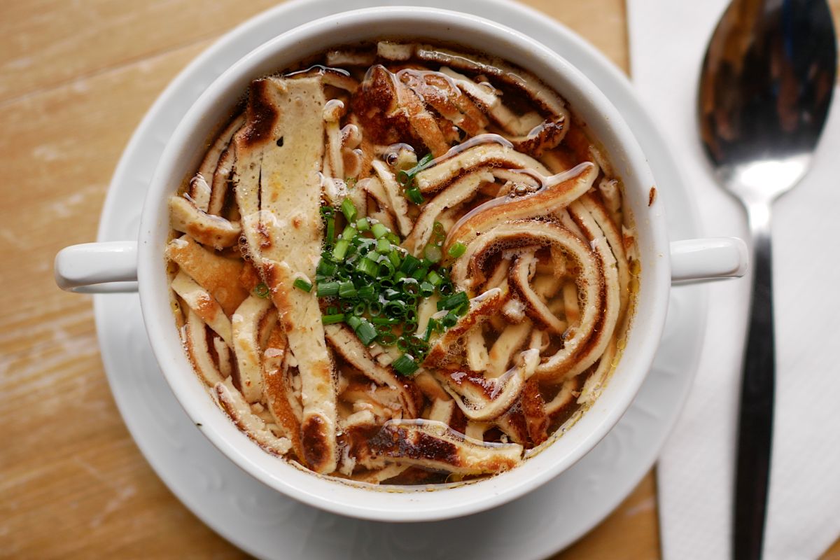 Vista dall'altro brodo con tagliatelle di crêpes