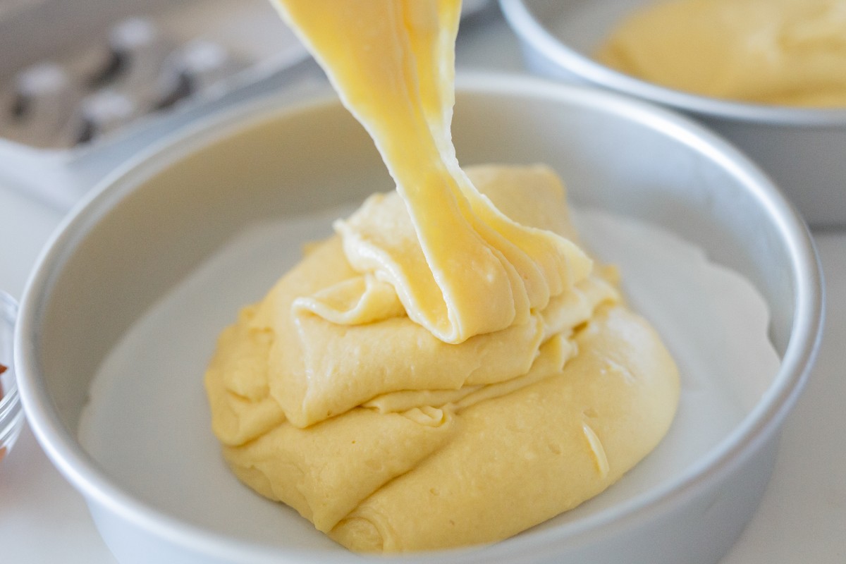 Impasto per torta soffice versato nello stampo