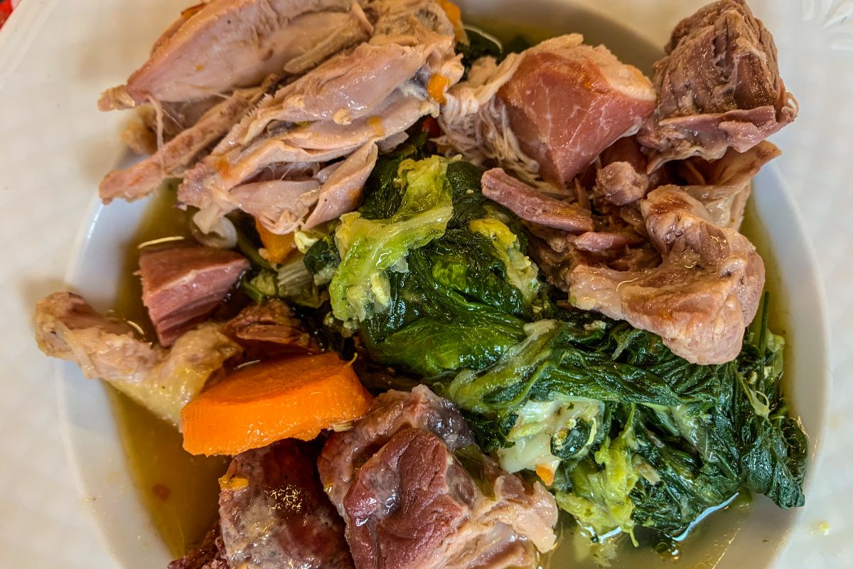 Carne lessata e verdure su piatto 