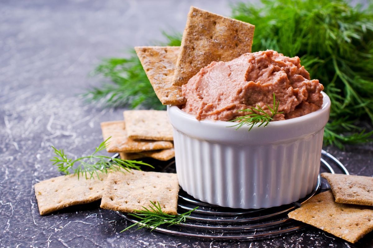 Piccola ciotola in ceramica con mousse di prosciutto e crackers