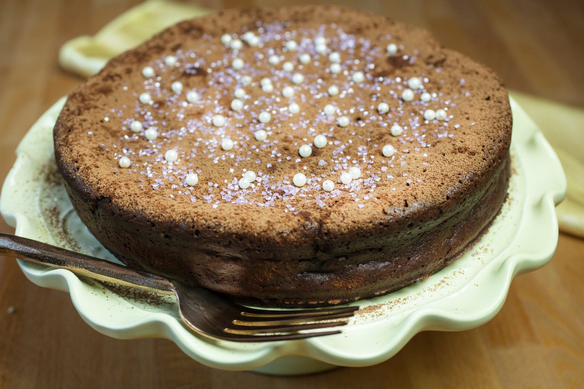 Piatto con torta al cioccolato e forchetta da dolce