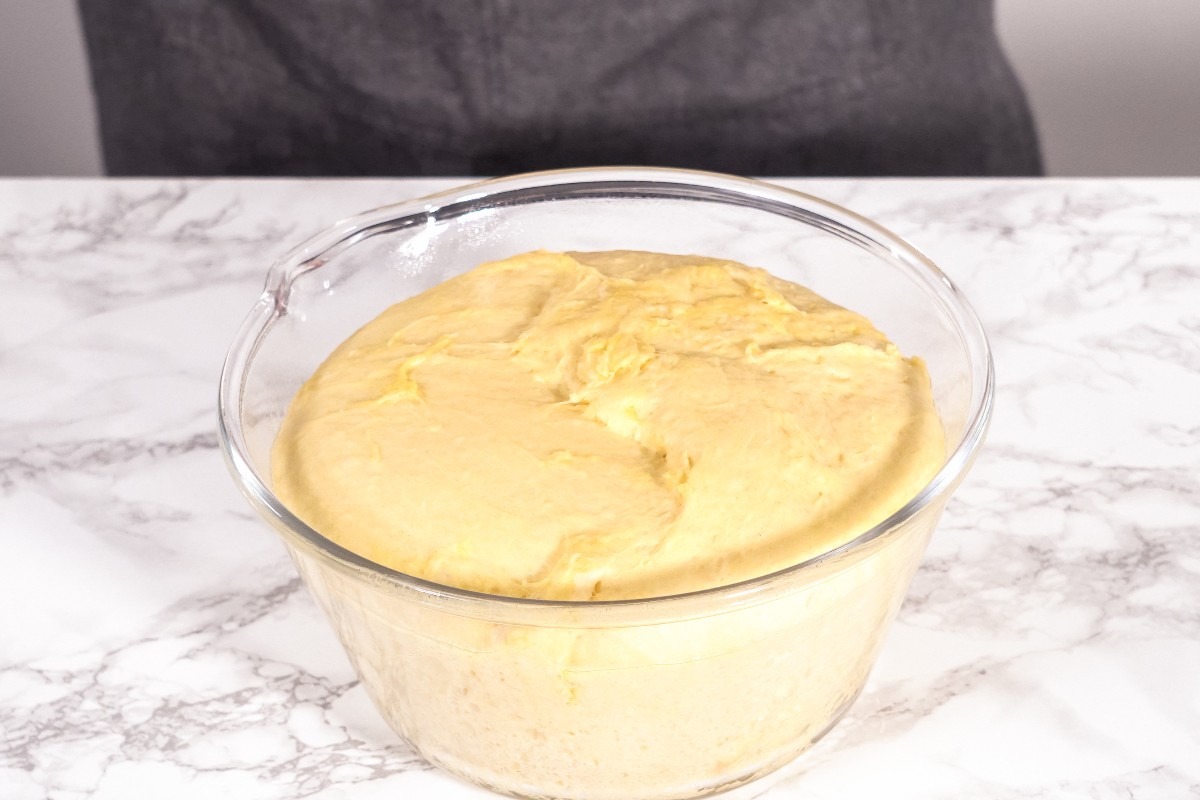 Поднявшееся тесто пан брион в стеклянной миске