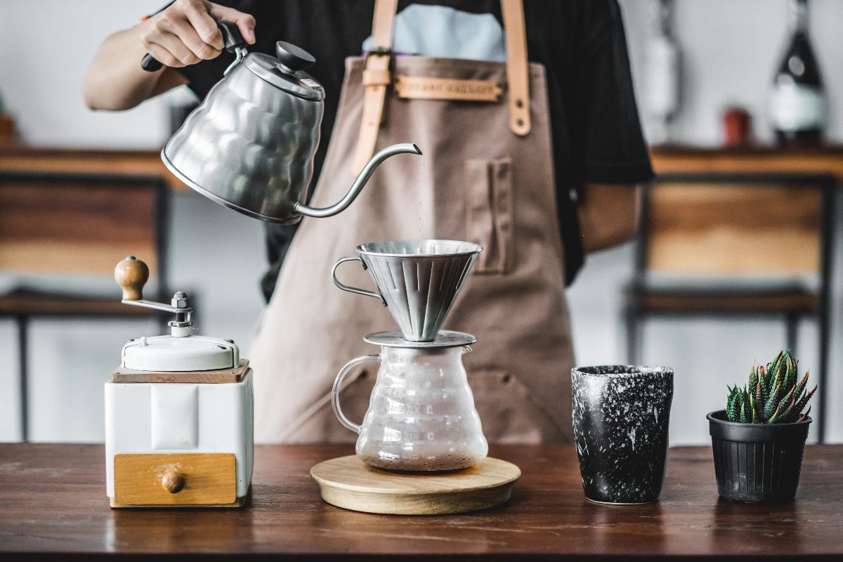 Preparazione caffè americano con apposito filtro e acqua bollente