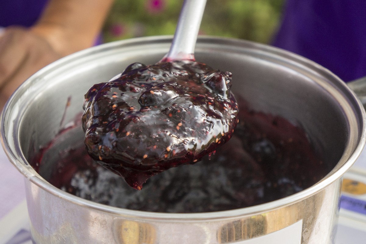 Mestolo colmo di  marmellata di more appena fatta