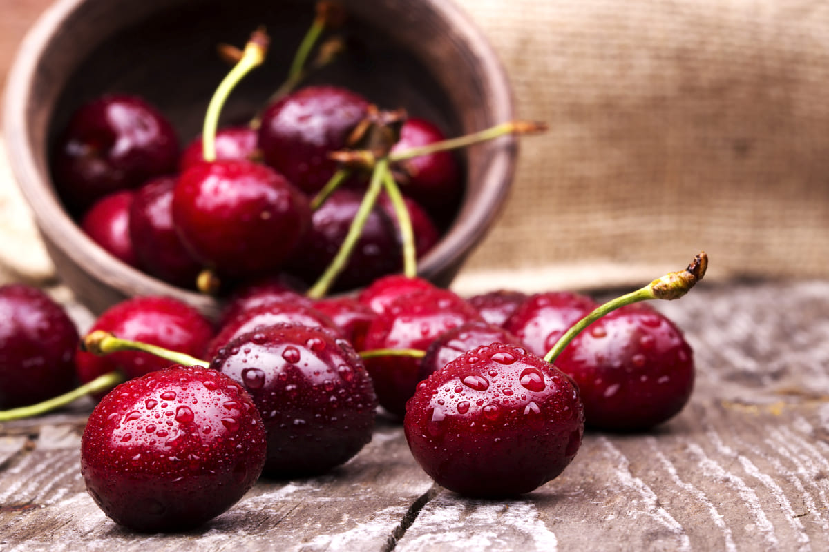Ciotola in legno con ciliegie fresche