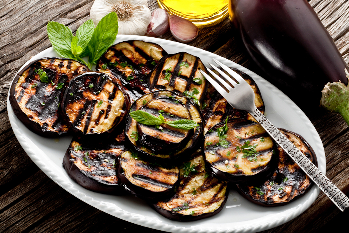 Piatto di melanzane grigliate con forchetta