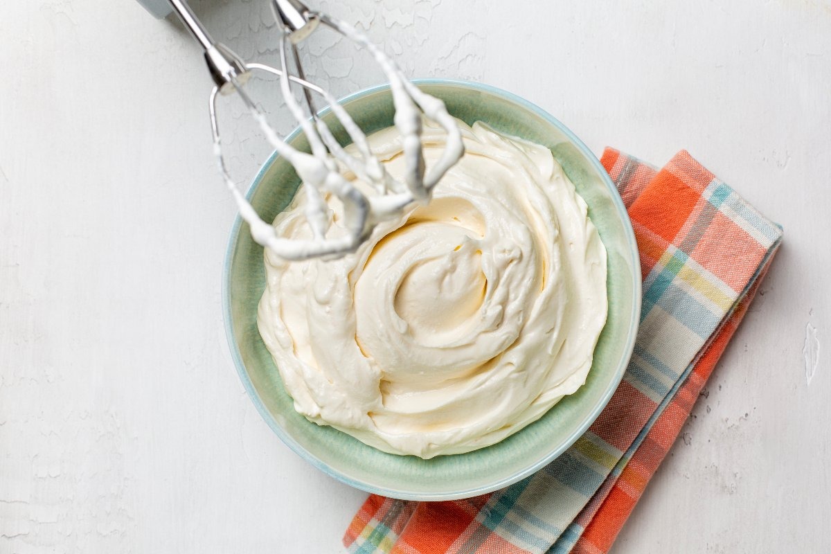 Vista dall'alto ciotola con panna montata con fruste elettriche