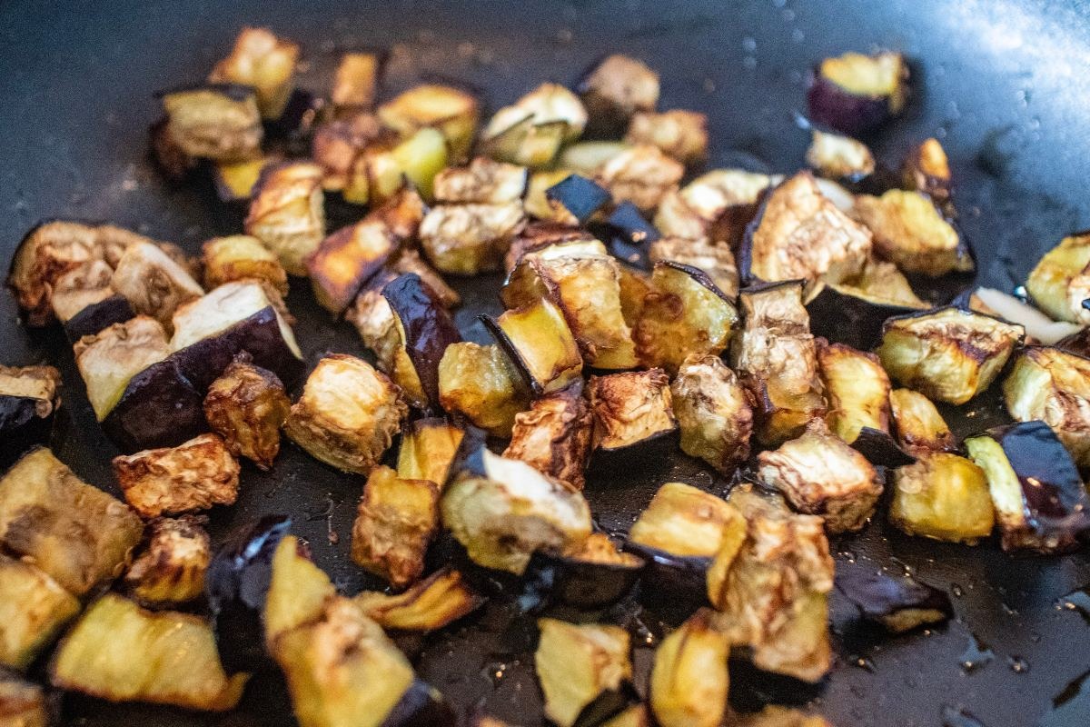 Melanzane a dadini cotte in padella con olio