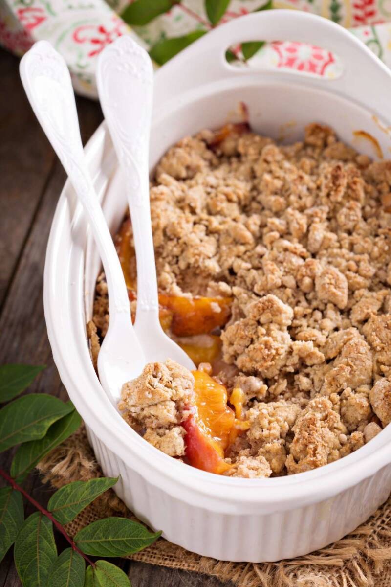 Pirofila di ceramica con crumble di pesche