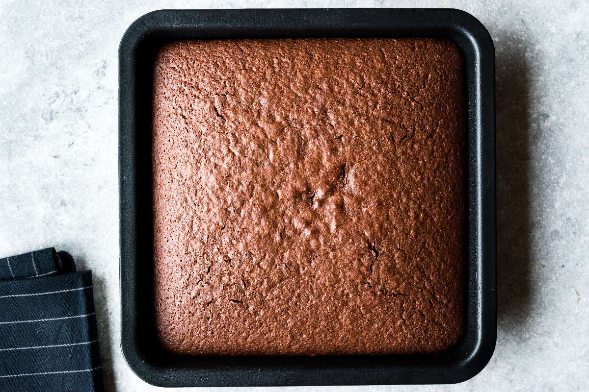 Vista dall'alto pan di Spagna al cioccolato in teglia quadrata
