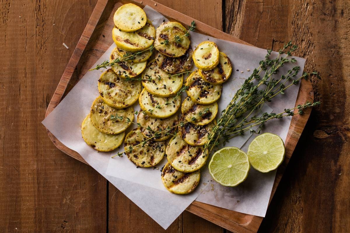 Piatto di zucchine grigliate con vicino timo
