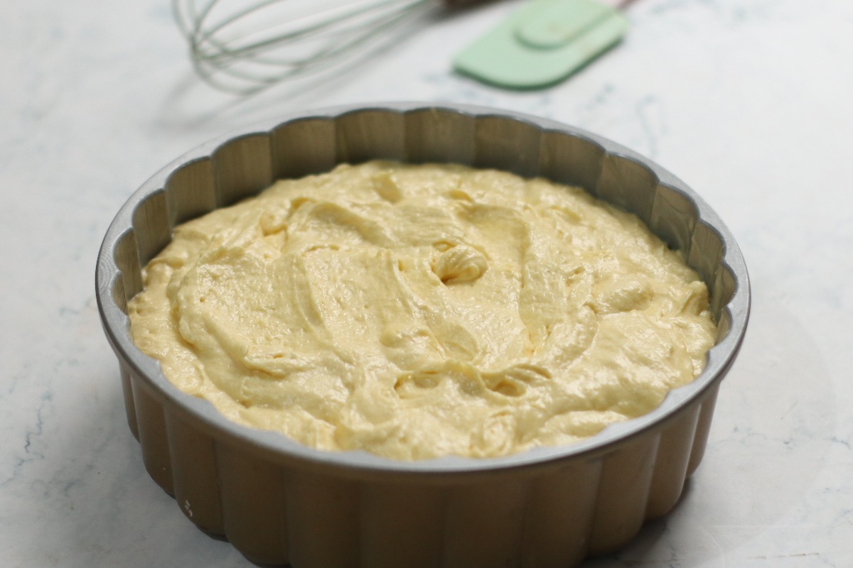 Impasto torta alo yogurt nello stampo