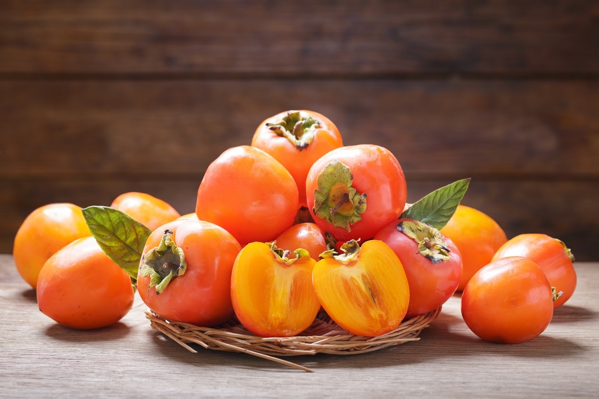 Cestino di cachi appena raccolti
