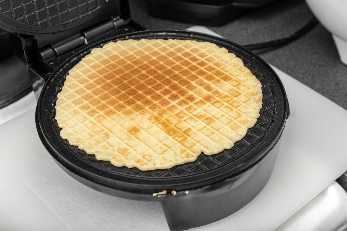Wafer in cottura all'interno di una piastra elettrica