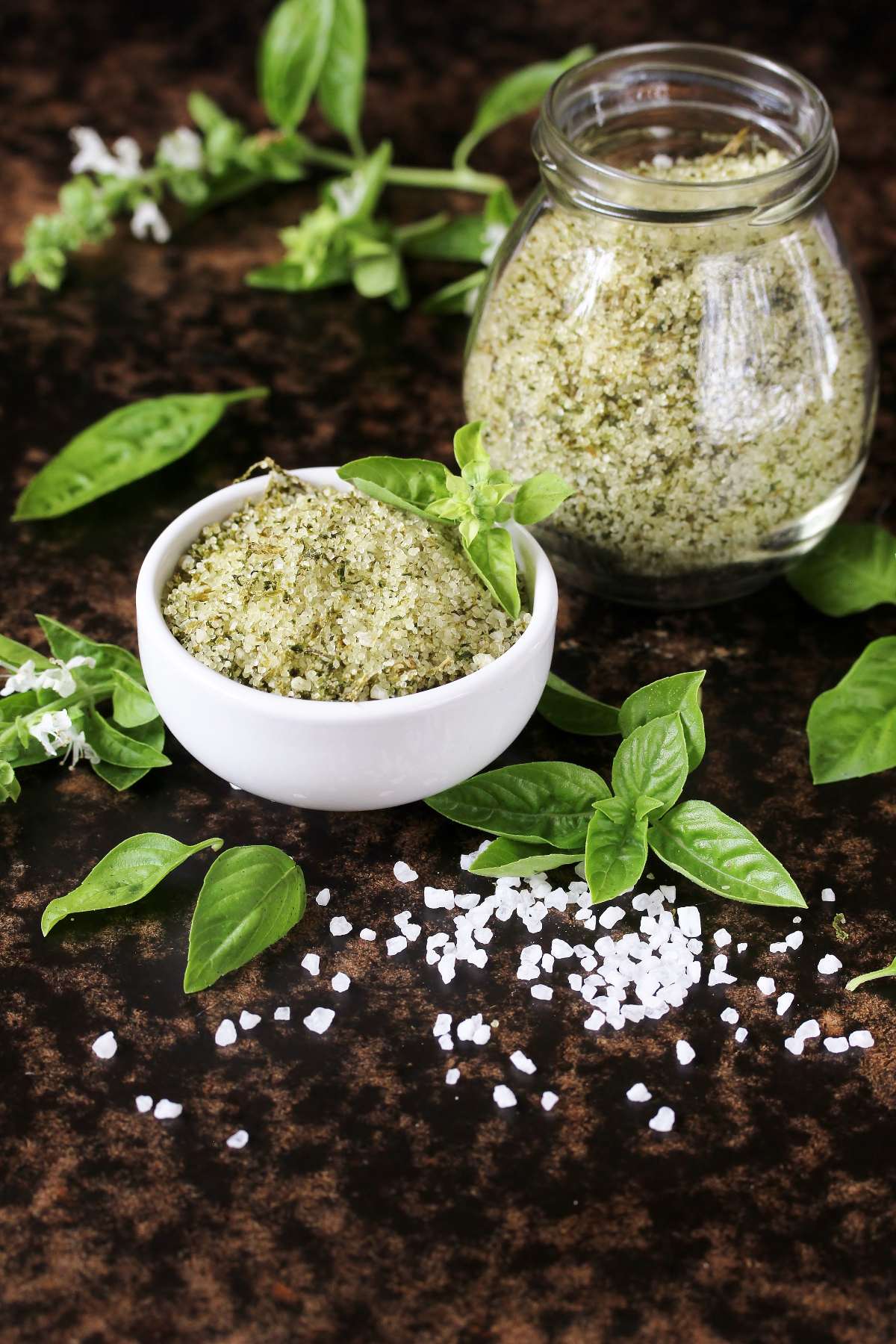 Sale aromatizzato al basilico in vasetto e ciotola di ceramica
