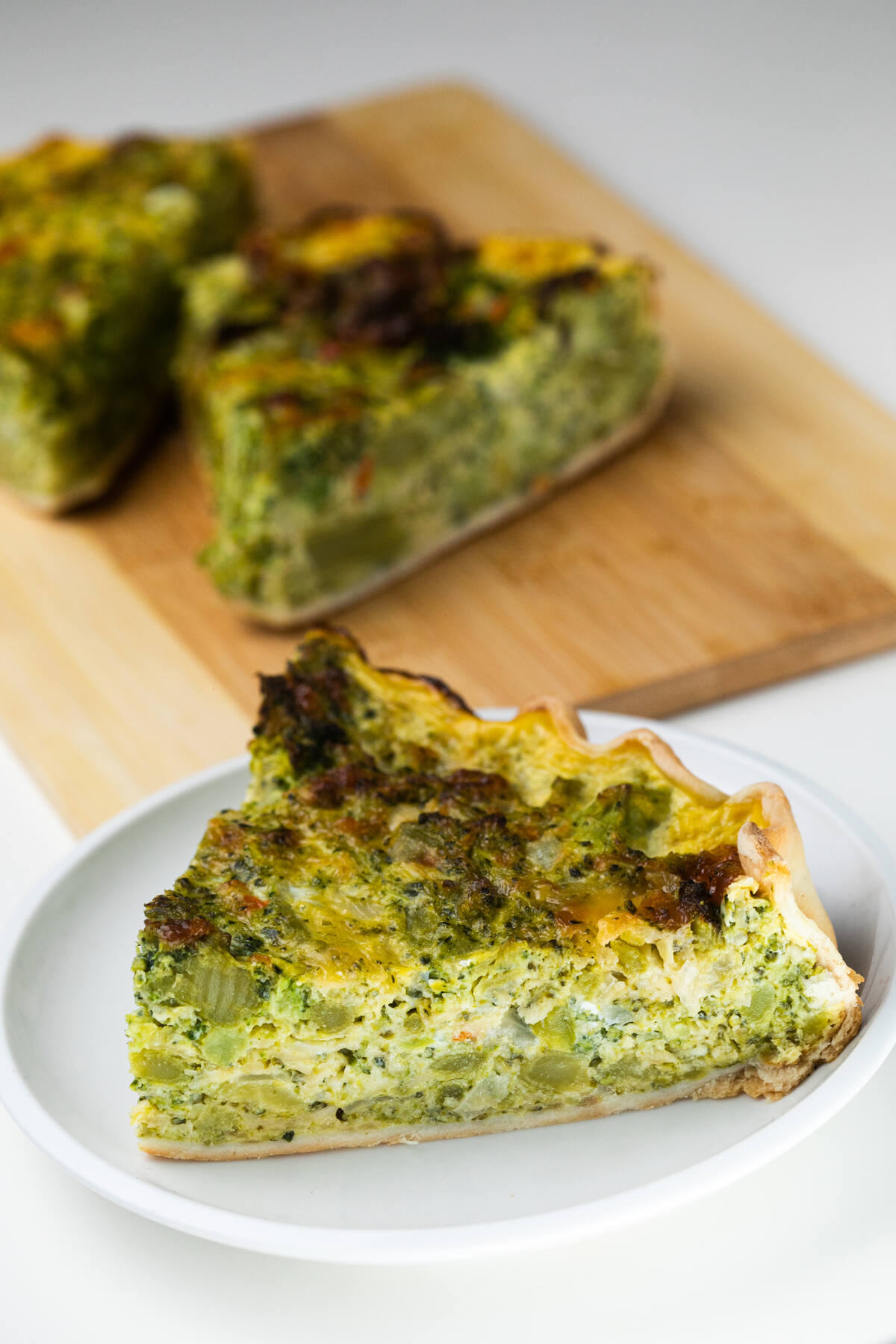 Primo piano di fetta di torta salata con i broccoli