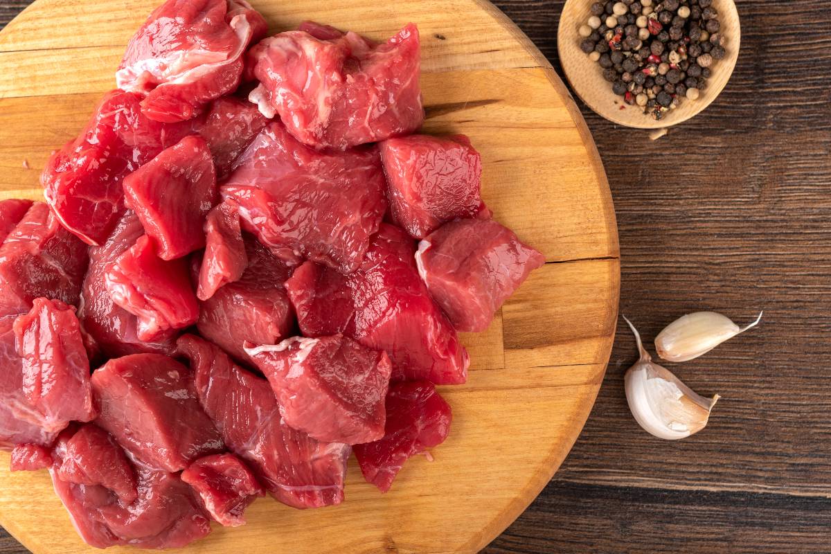 Vista dall'alto tagliere con spezzatino di carne di manzo 