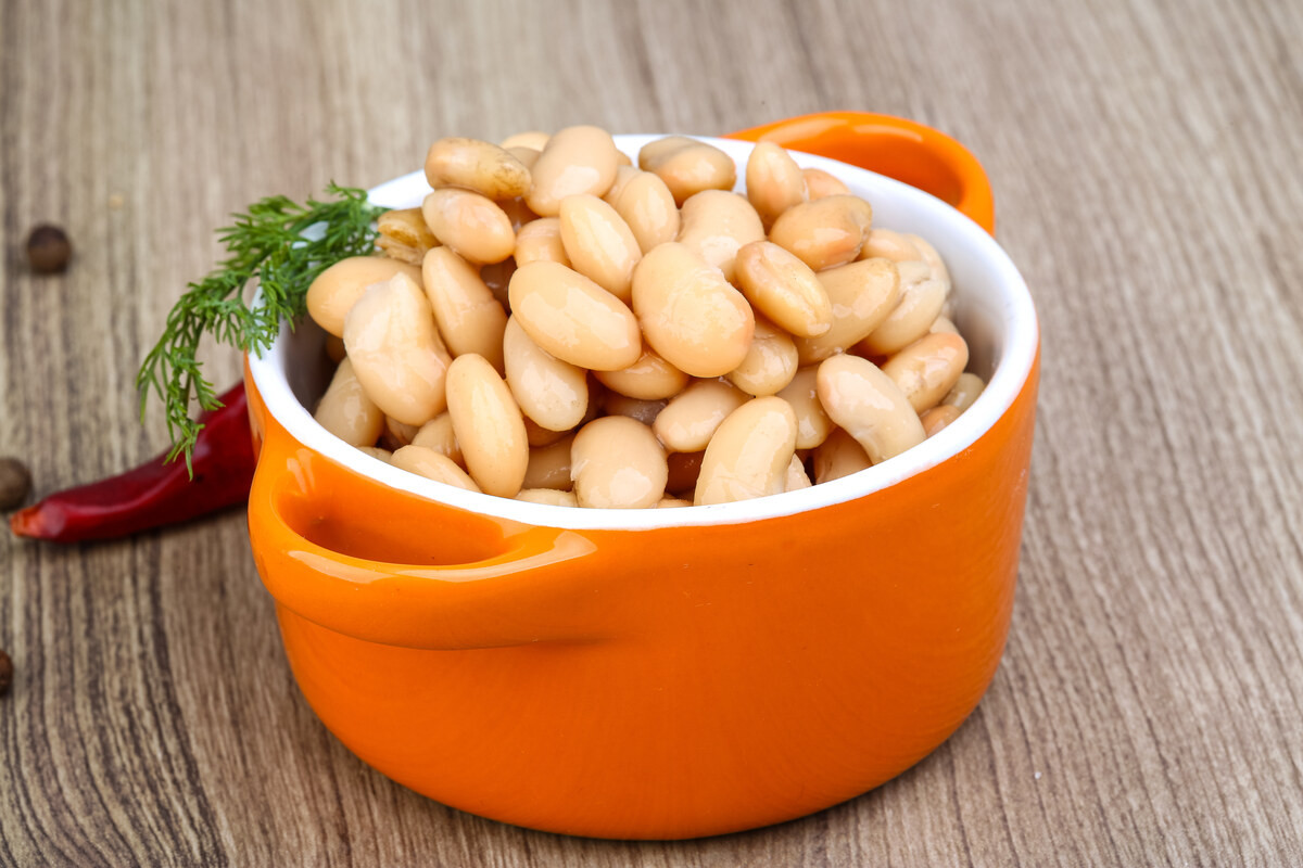 Cocotte di ceramica con fagioli cannellini cotti