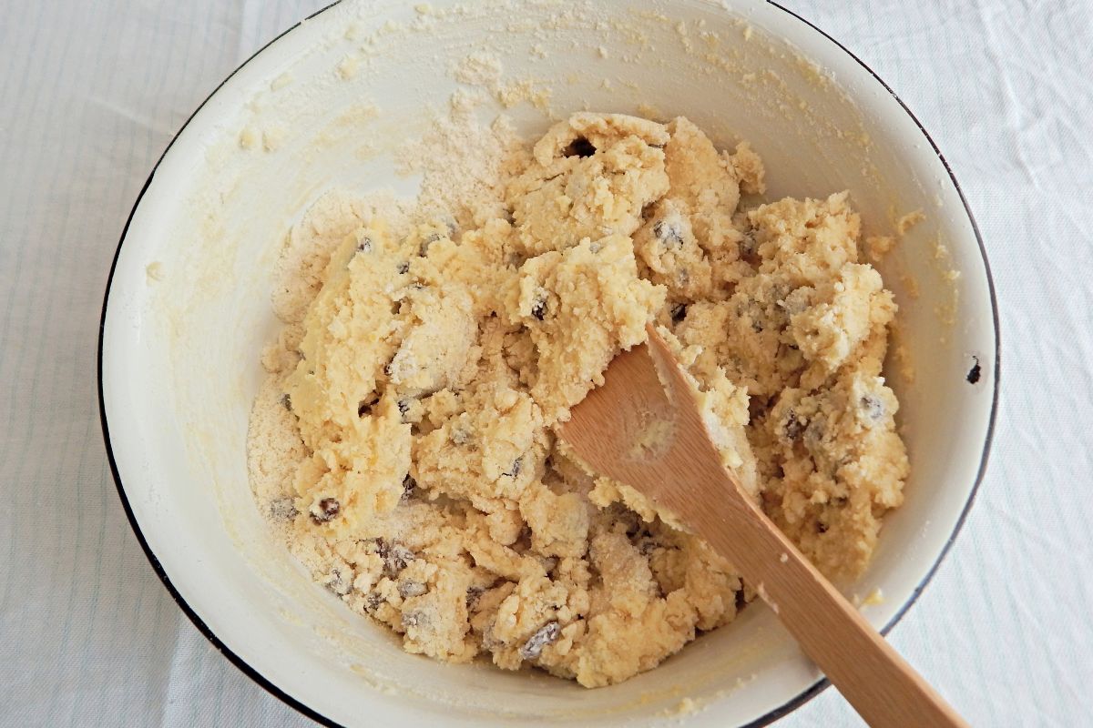 Vista dall'alto ciotola con impasto per pinza della Befana