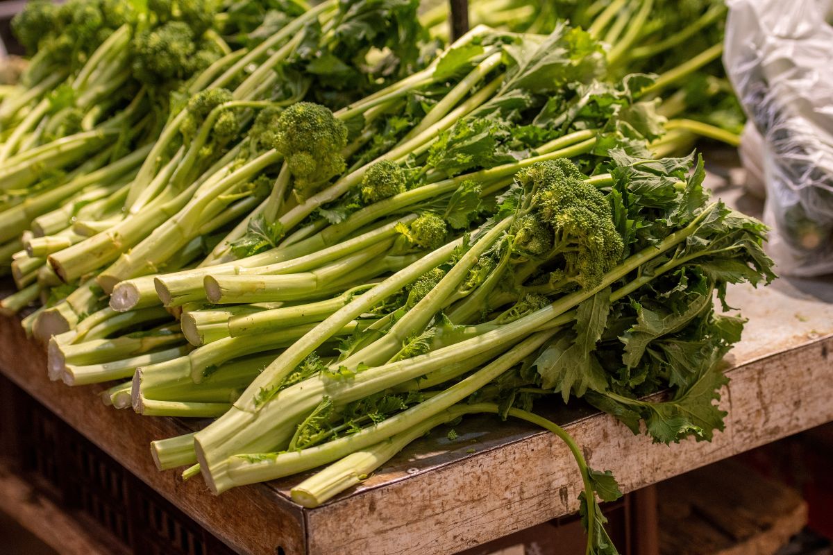 Cime di rapa fresche su tagliere di legno