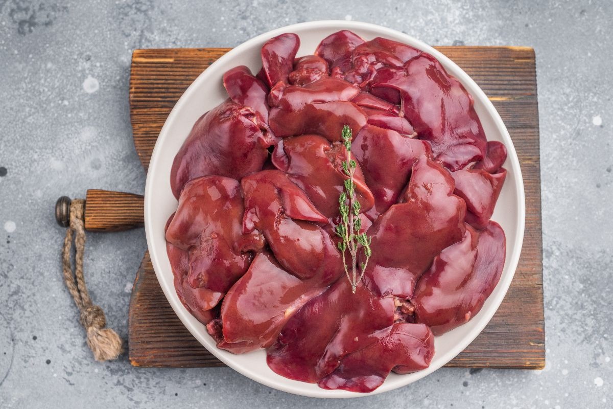 Vista dall'alto piatto con fegatini di pollo