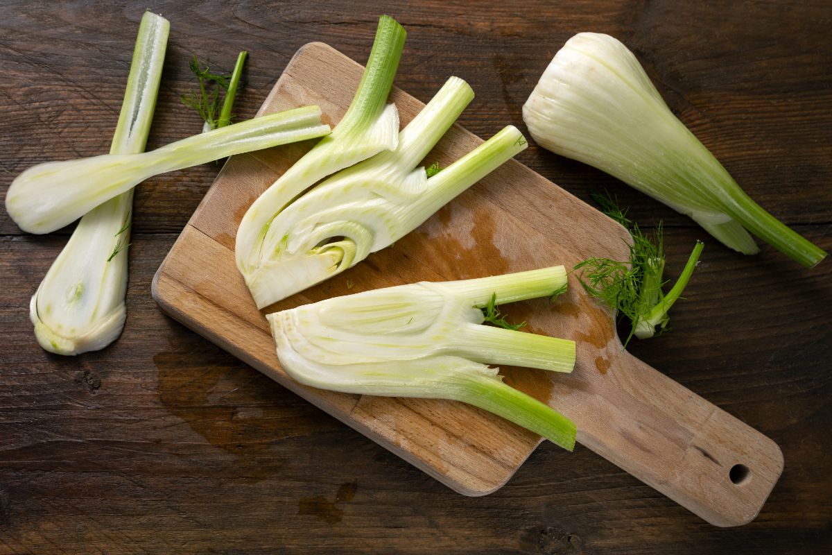 Vista dall'alto finocchi puliti e tagliati su tagliere di legno